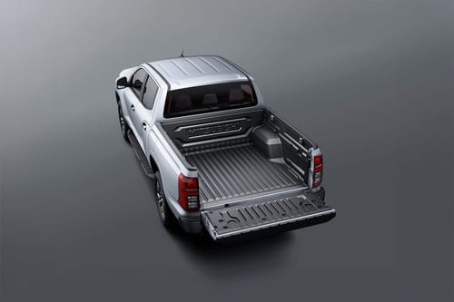 Rear Medium View of ميتسوبيشي L200