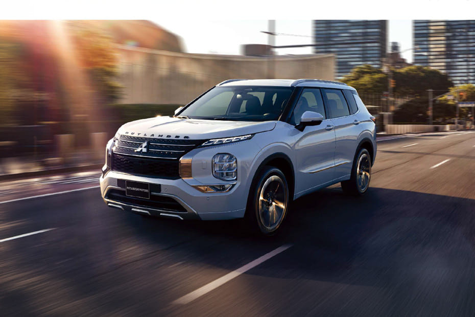 Mitsubishi Outlander Front angle low view