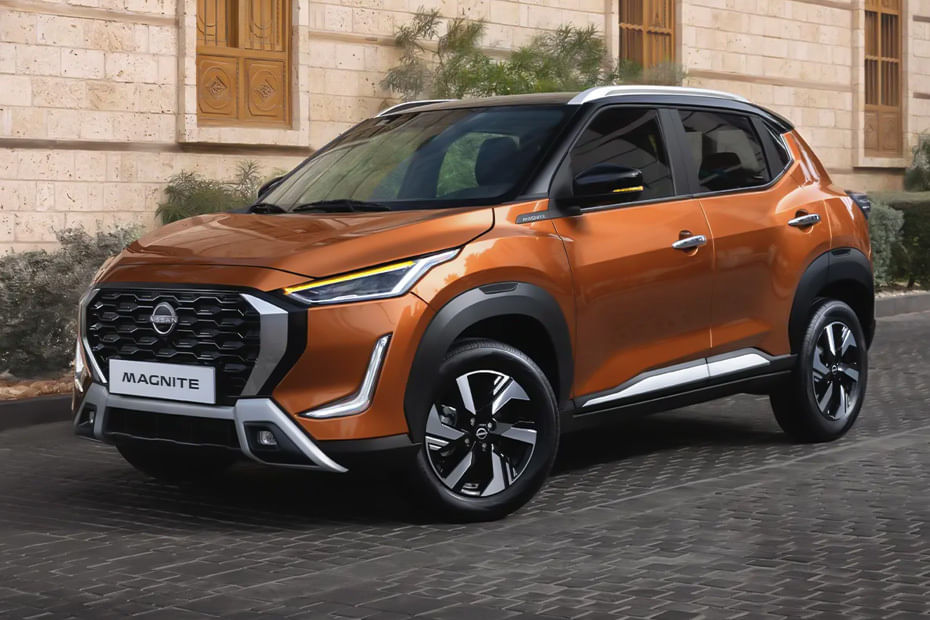 نيسان  ماغنيت Front angle low view