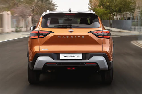 Full Rear View of نيسان ماغنيت