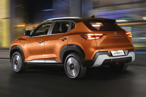 Rear Cross Side View of نيسان ماغنيت
