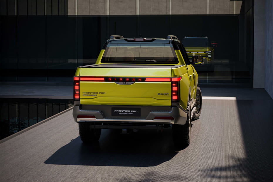 Full Rear View of نيسان فرونتير برو