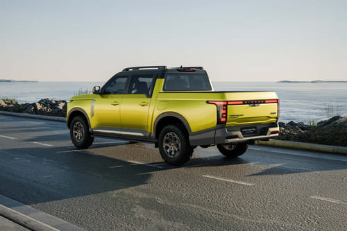 Rear Cross Side View of نيسان فرونتير برو