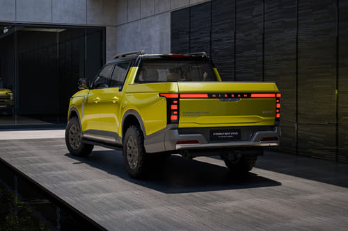 Rear Medium View of نيسان فرونتير برو