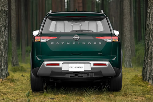 Full Rear View of نيسان باثفايندر
