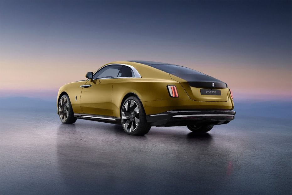 Rear Cross Side View of رولز رويس سبيكتر