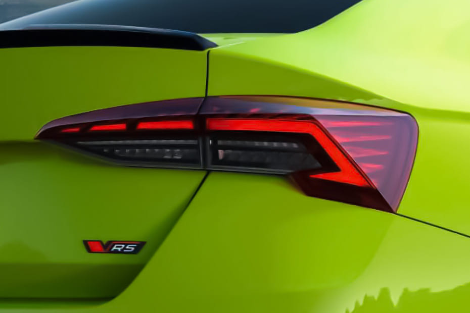 أوكتافيا آر إس Tail light