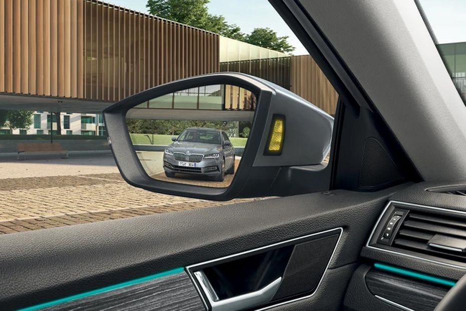 سكودا سوبيرب (2022-2025) Drivers Side Mirror Rear Angle
