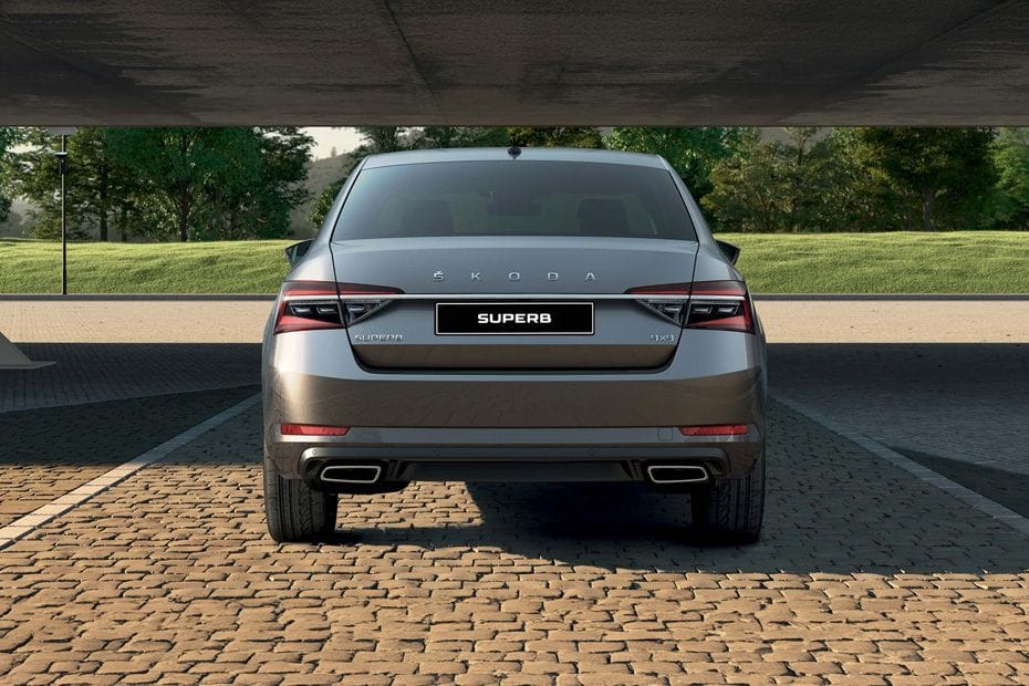 Full Rear View of سكودا سوبيرب