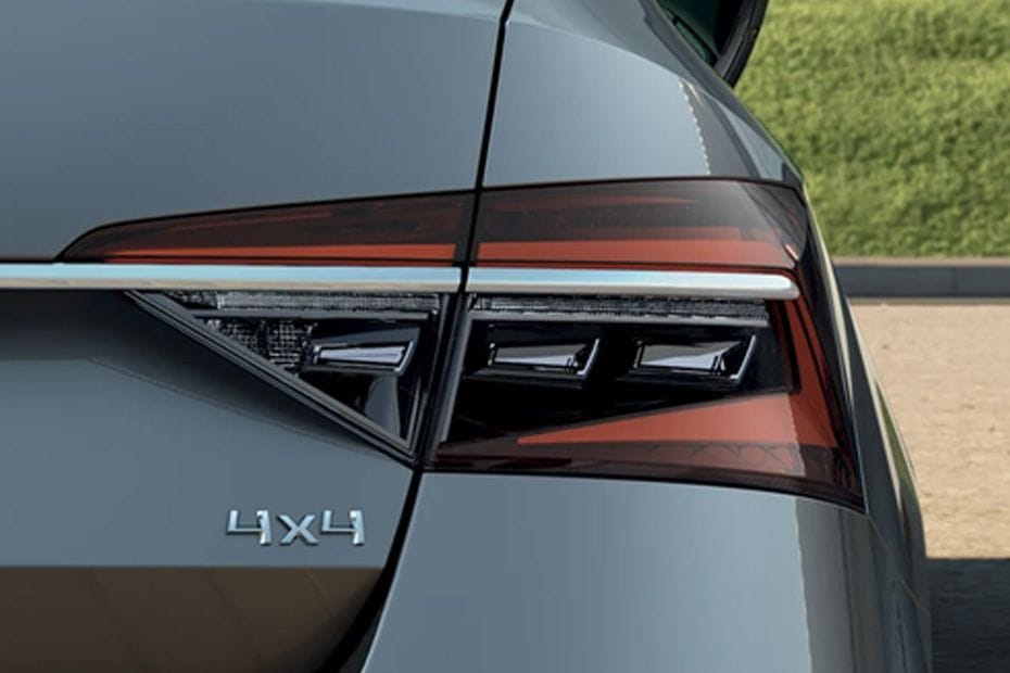 سوبيرب (2022-2025) Tail light