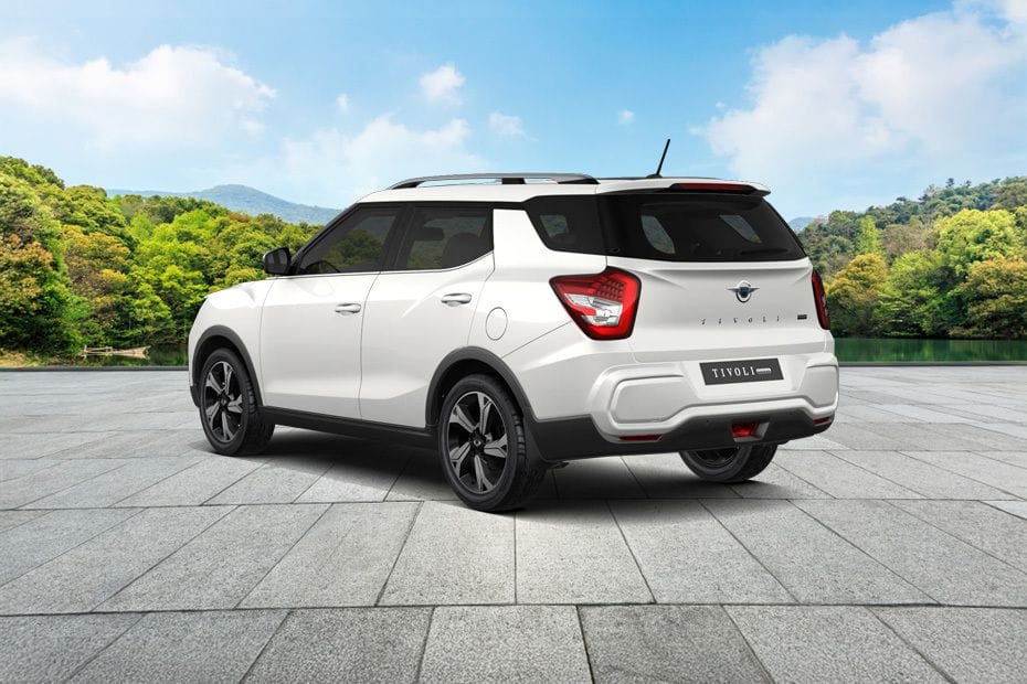 Rear Cross Side View of سانج يونج إكس إل في