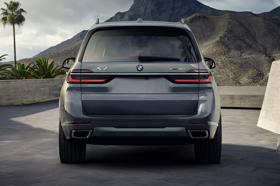 Full Rear View of بي إم دبليو X7