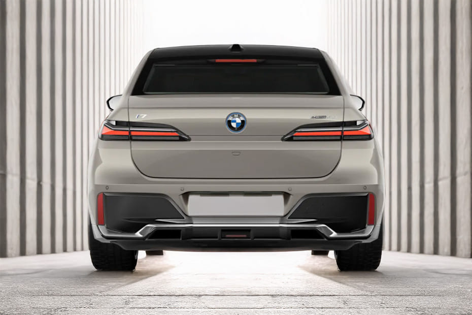 Full Rear View of بي إم دبليو الفئة 7 في العربيةالسعودية