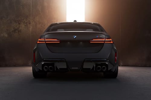Full Rear View of بي إم دبليو M5
