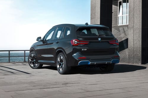 Rear Cross Side View of بي إم دبليو IX3 (2024-2025)