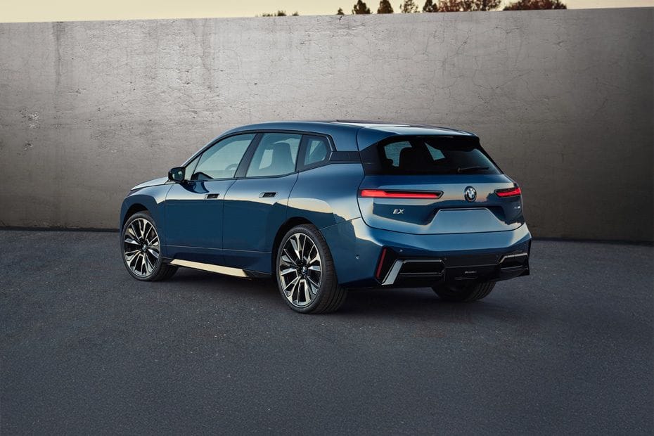 Rear Cross Side View of BMW IX 2025