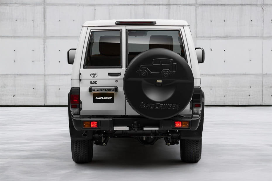 Full Rear View of تويوتا لاند كروزر 70 هارد توب
