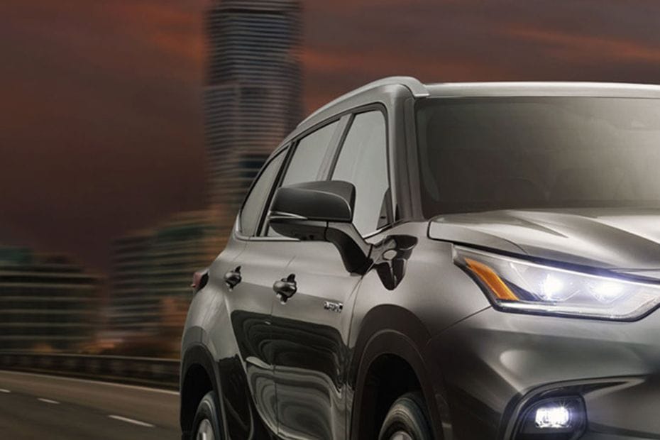 تويوتا هايلاندر Right Corner Front View