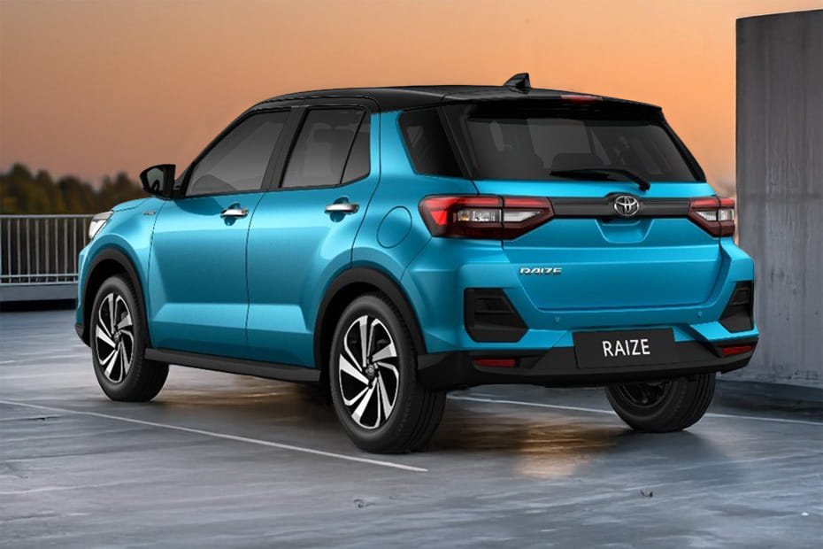 Rear Cross Side View of تويوتا رايز