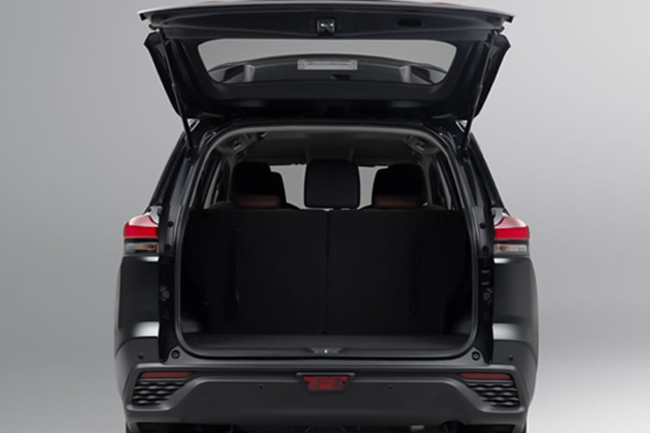 Trunk Open Closer View of إنوفا