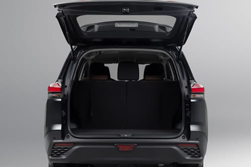 Trunk Open Closer View of إنوفا