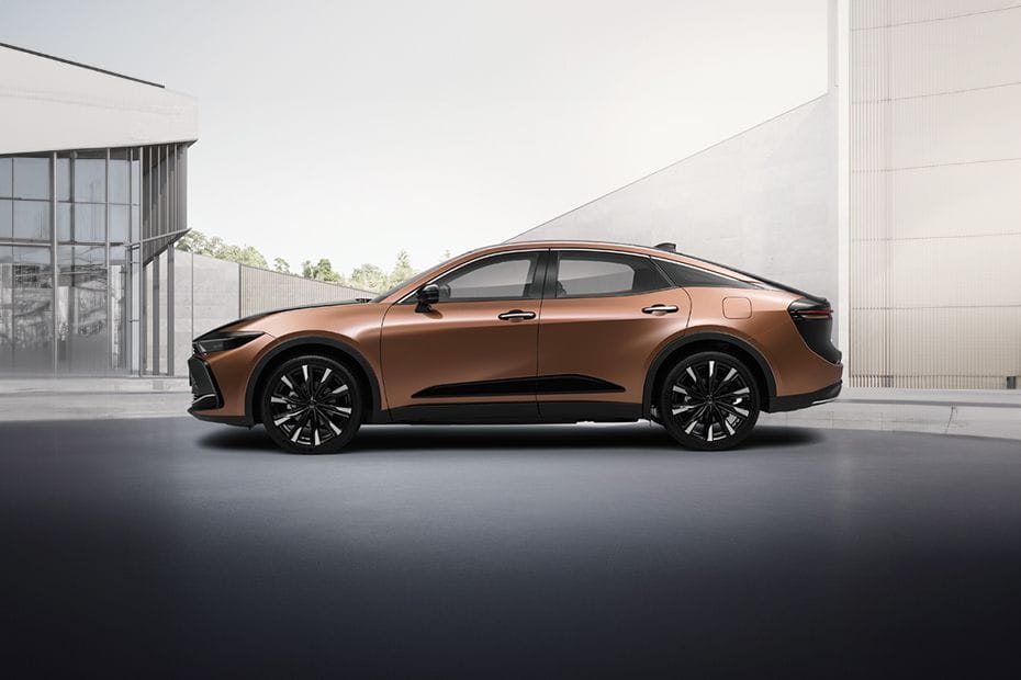 تويوتا كراون  Side Medium View