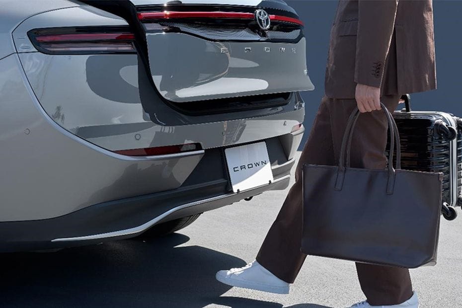 Trunk Open Closer View of كراون 