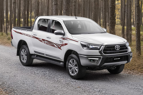 تويوتا هايلكس Front Medium View