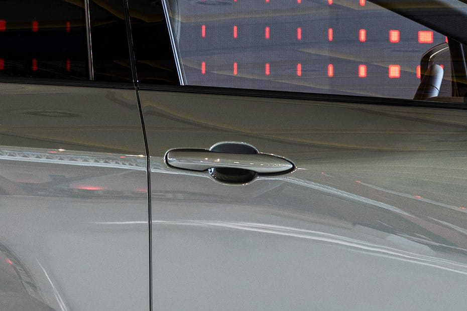 سي-إتش آر بلس Door handle