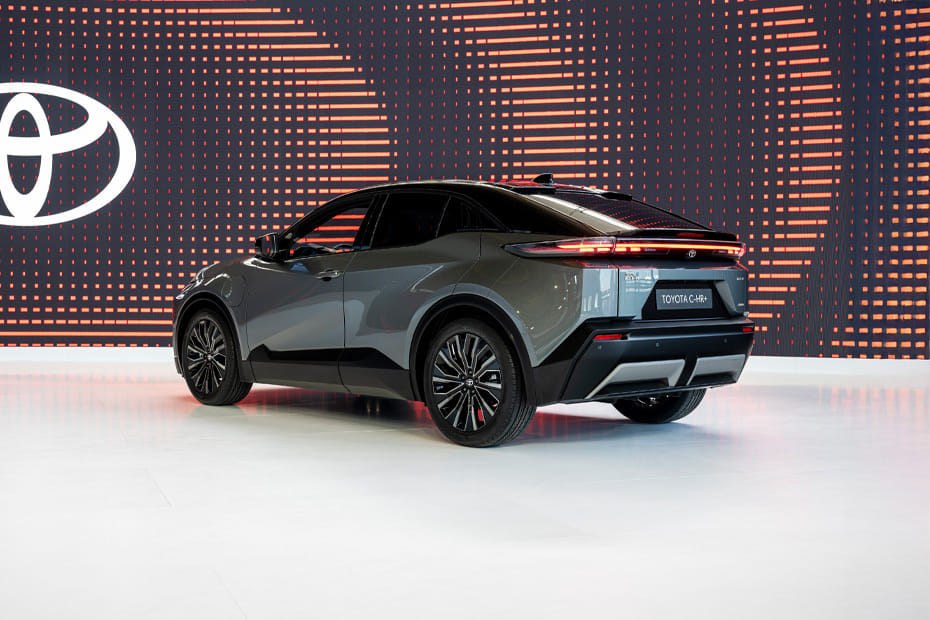 Rear Cross Side View of تويوتا سي-إتش آر بلس