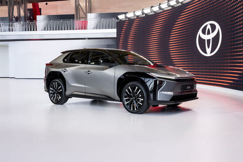 تويوتا بي زد 4 إكس Front Medium View