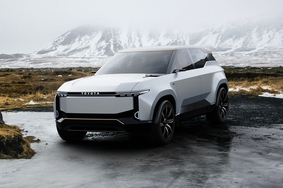 تويوتا  لاند كروزر إس إي Front angle low view