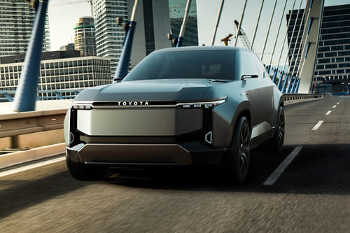 تويوتا لاند كروزر إس إي Front Side View