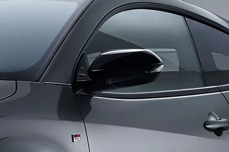 تويوتا جي آر ياريس Drivers Side Mirror Front Angle
