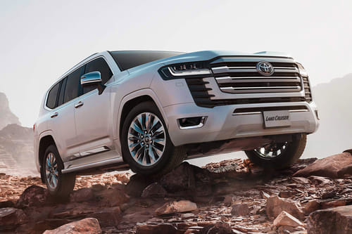 لاند كروزر Front deep low Angle View