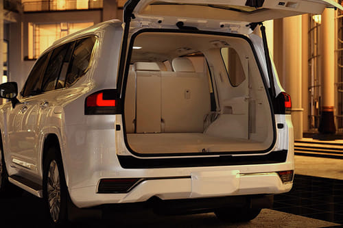 Trunk Open Closer View of لاند كروزر