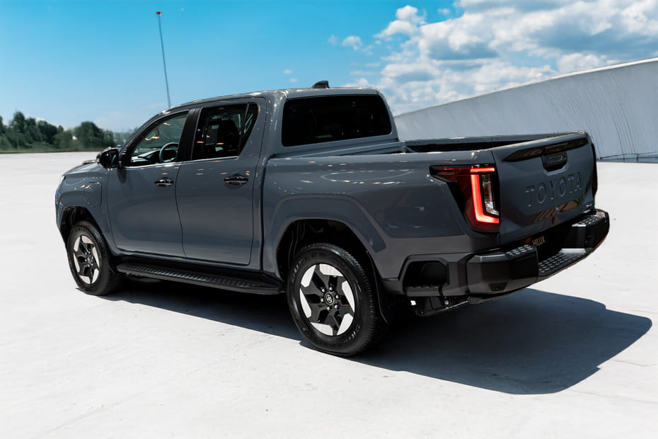 Rear Cross Side View of تويوتا هايلوكس بي إي في