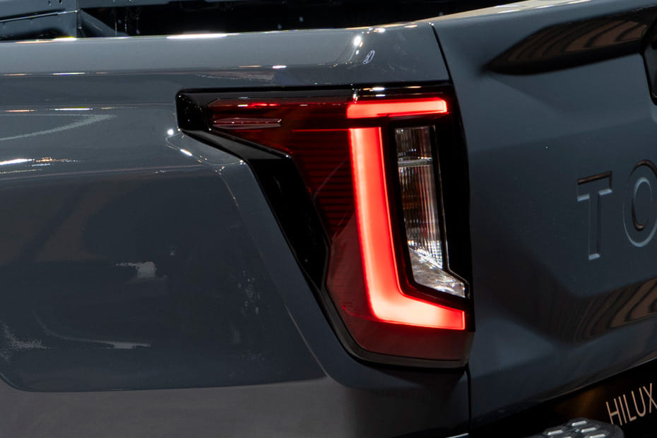 هايلوكس بي إي في Tail light