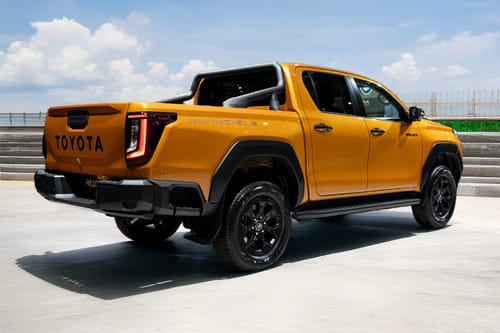 هايلوكس هايبرد Rear angle view