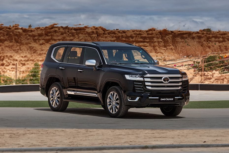 تويوتا لاند كروزر 2024-2025 Drivers Sideview في العربيةالسعودية