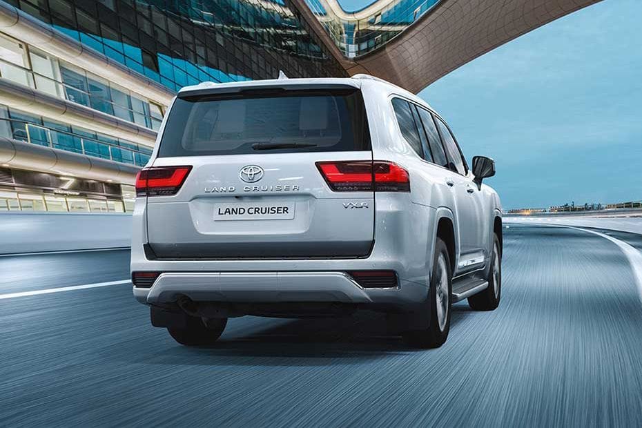 لاند كروزر 2024-2025 Rear angle view في العربيةالسعودية