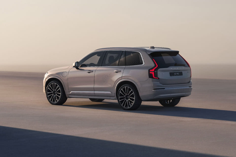 Rear Cross Side View of فولفو XC90
