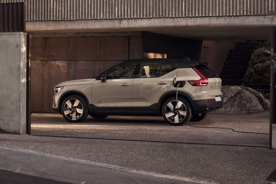 Rear Cross View of Volvo EX40