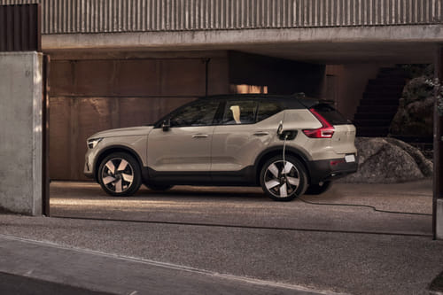 Rear Cross View of فولفو إي إكس 40