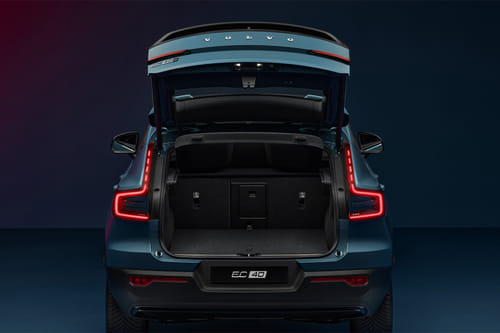 Trunk Open Closer View of إي سي 40