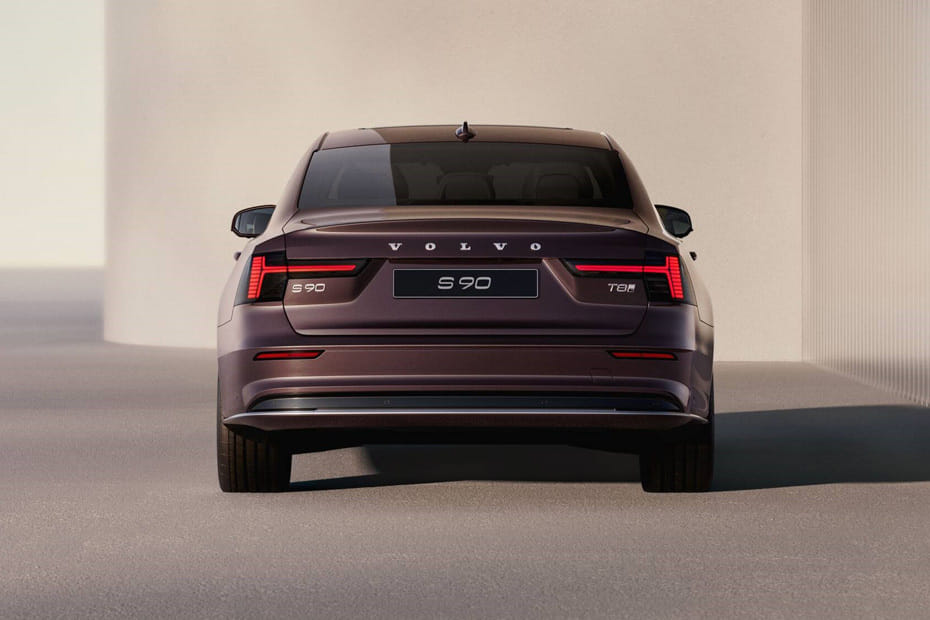 Full Rear View of فولفو إس ٩٠