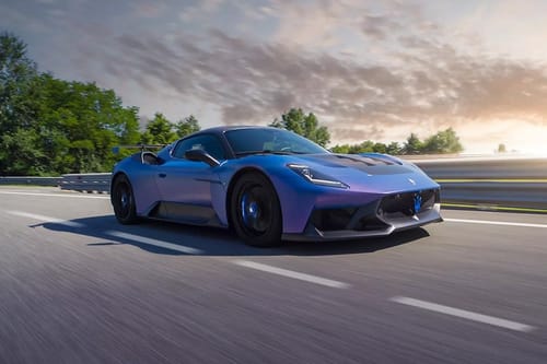 مازيراتي جي تي 2 سترادالي Front Medium View