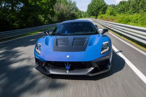 Full Front View of جي تي 2 سترادالي