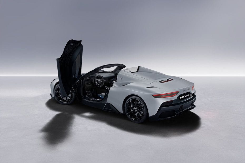 Rear Cross Side View of مازيراتي إم سي 20 تشييلو