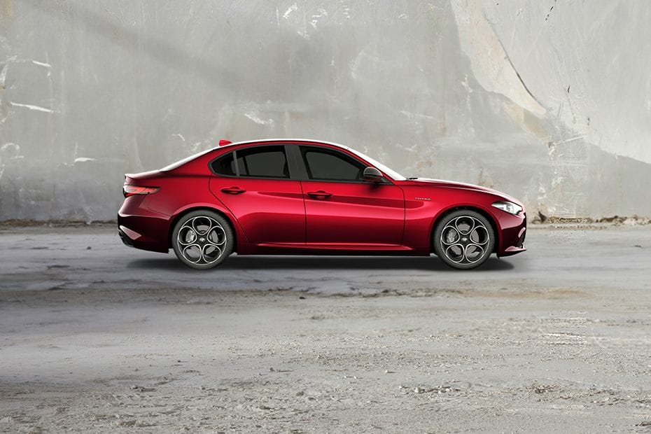 Alfa Romeo Giulia Full Side View